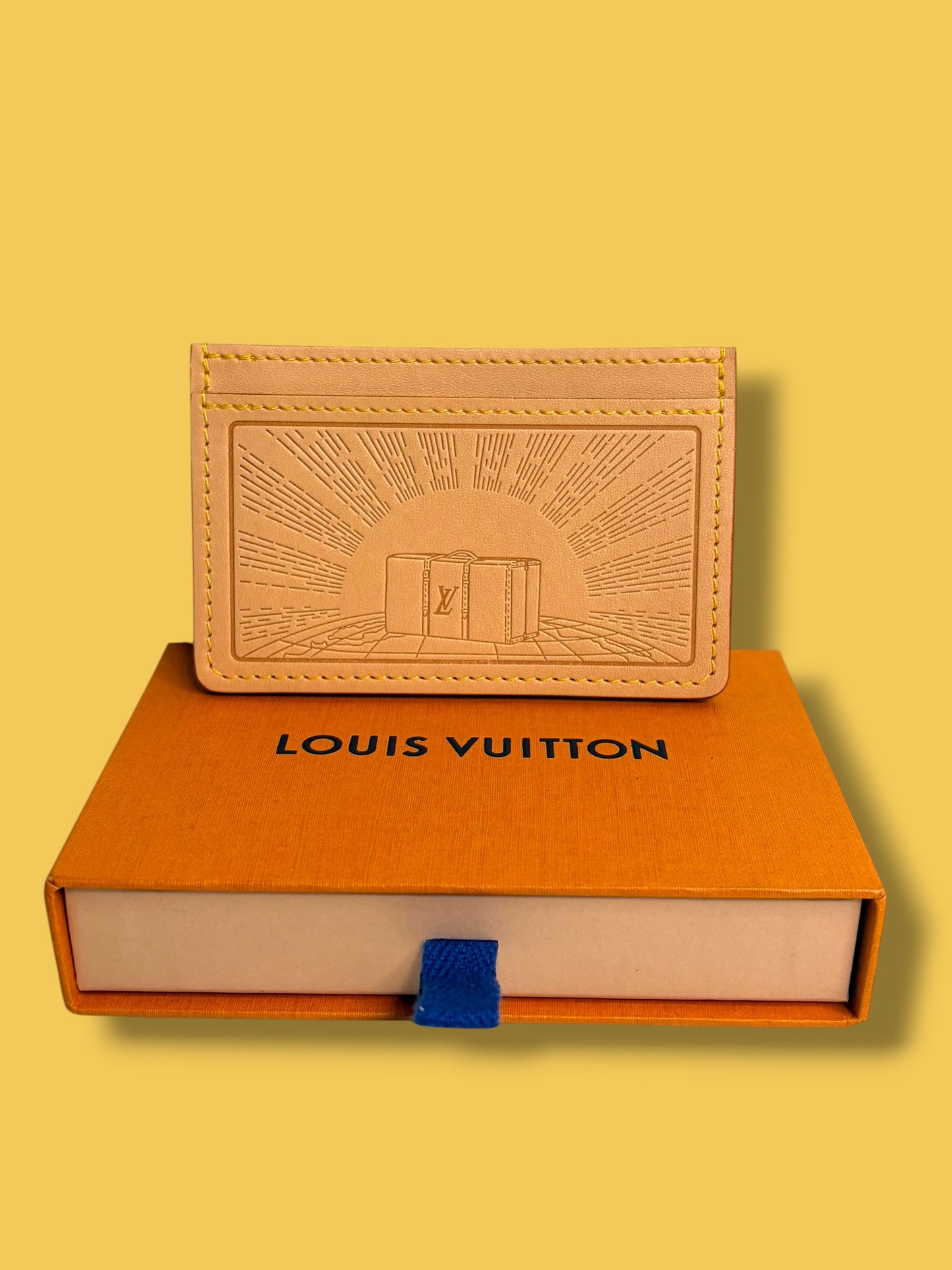 W84 LOUIS VUITTON Vachetta Leather Voyages Trunk Motif Card Holder LA2196