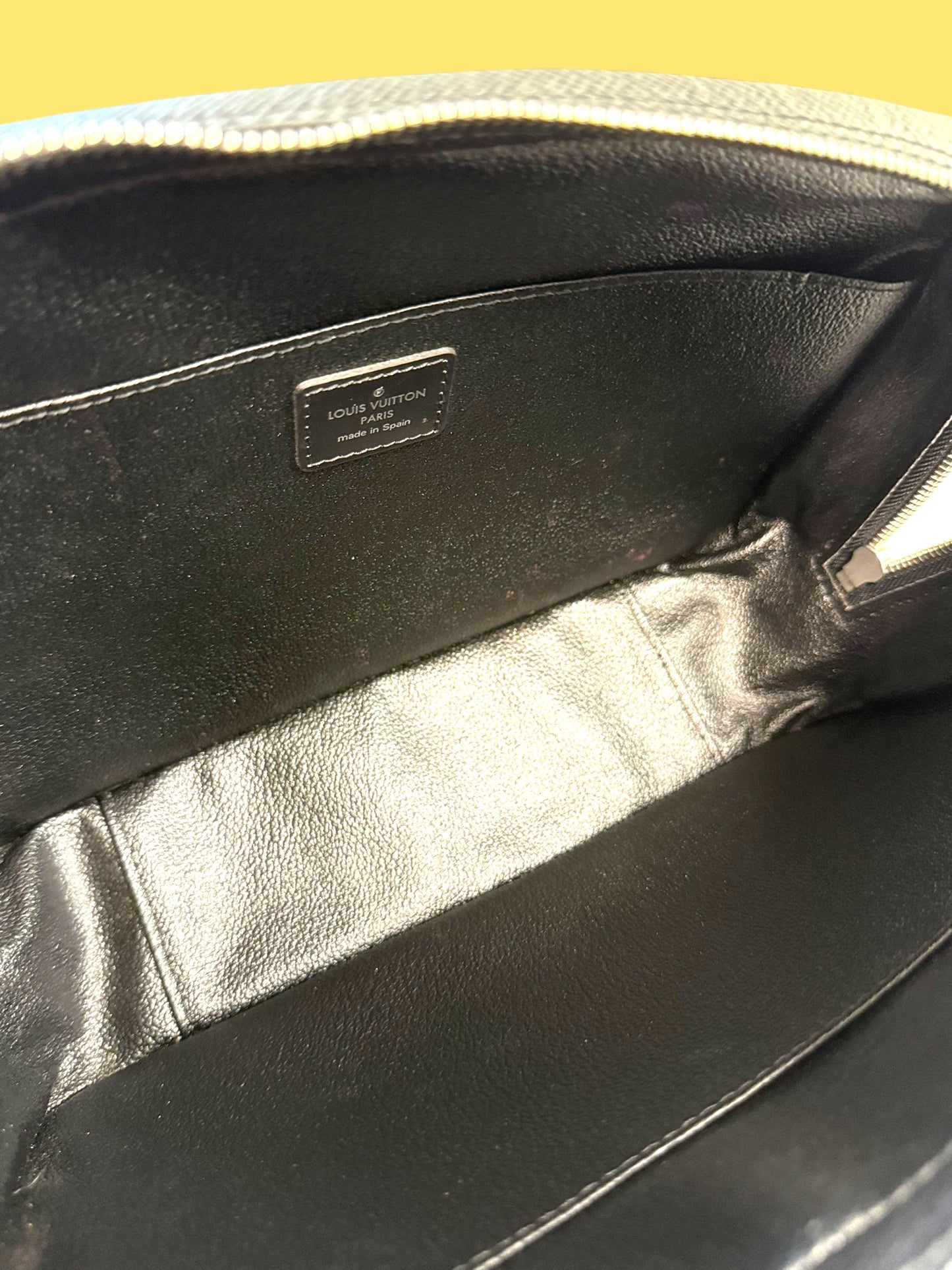 TBC205 LOUIS VUITTON Black Taiga Leather Trousse 27 CA4152