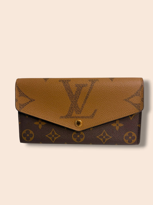 $910 srp TBC203 LOUIS VUITTON Reverse Giant Monogram Sarah Wallet Microchipped