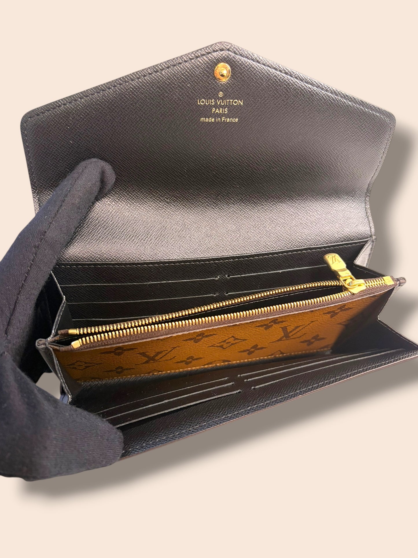 $910 srp TBC203 LOUIS VUITTON Reverse Giant Monogram Sarah Wallet Microchipped
