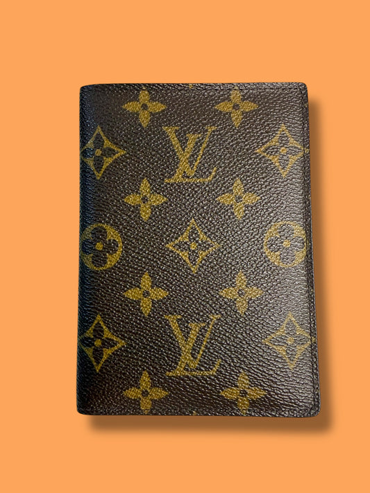 W130 LOUIS VUITTON Monogram Passport Case AR0046
